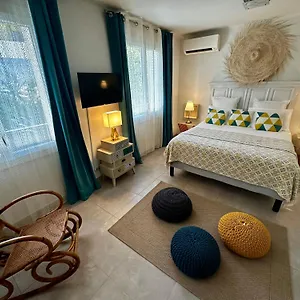 cassis-centre-neuf-72-m2-clim-et-place-privee.fr-provencehotel.com/