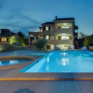 villa-zlatni-dvori-razanac.hotelinzadar.com/